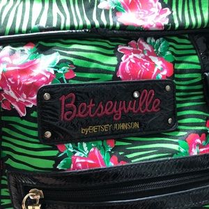 Betsey Johnson Roller luggage